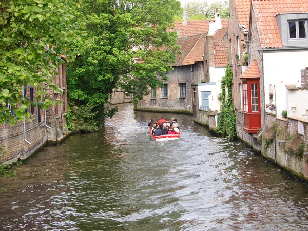 Canais, barco e casas de Bruges . — Fotografia de Stock