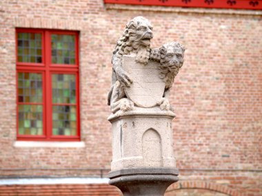 kalkan, bruges koruyan iki aslan heykeli