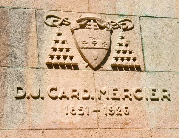 Escudo de armas y la fecha de la vida de la estatua del cardenal Mercier —  Fotos de Stock