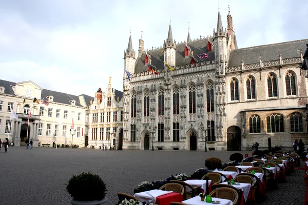 Restaurante e os edifícios históricos na praça Bruges, Bélgica — Fotografia de Stock