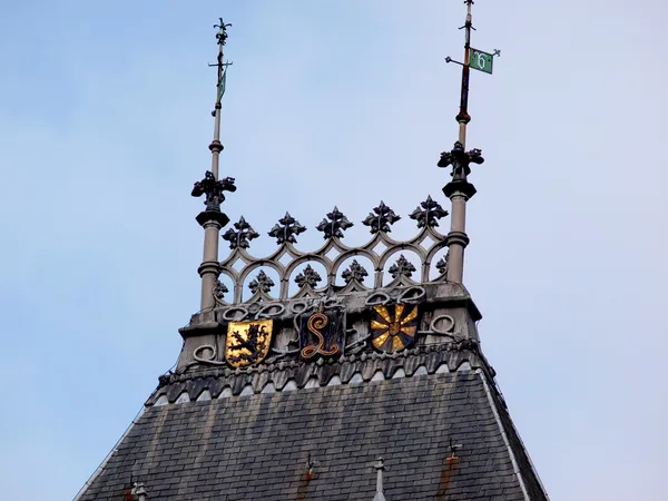 Vapenskölden på Belgiens tak brugge — Stockfoto