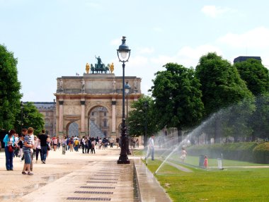 arc de triomphe atlıkarınca tuileries bahçesinde Paris.