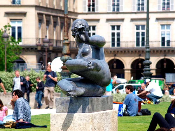 Statue of a naked woman magnificent forms covers his face with his hand — Stock Photo, Image