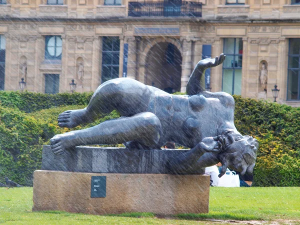 Statue of a naked woman magnificent forms being sprayed with water — Stock Photo, Image