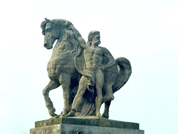 Escultura por um cavalo e um homem de pé nas proximidades — Fotografia de Stock