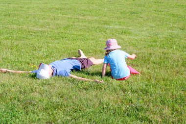 Çimlerin üzerinde dinlen.