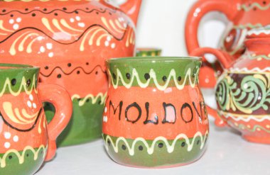çay seti eski Moldova tarzda boyanmış.