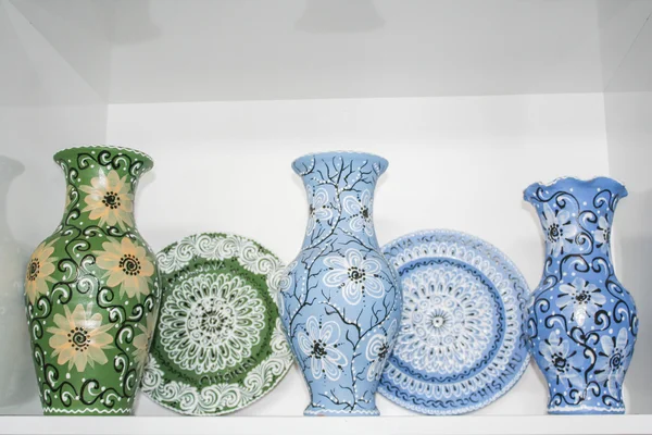 vazolar ve tabaklar, mavi ve yeşil Moldova tarzında dekore edilmiş