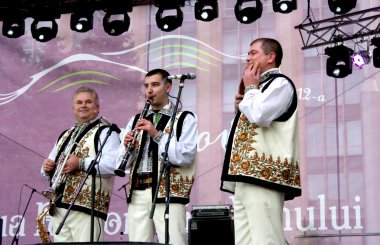 Rüzgar aletleri performans müzik Moldova içinde ulusal kostüm eğlenin