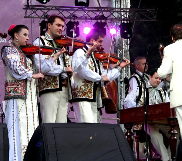 Violinistas moldavos con disfraces nacionales — Foto de Stock