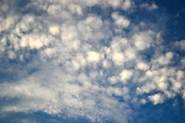 Nubes de cirros contra el cielo azul — Foto de Stock
