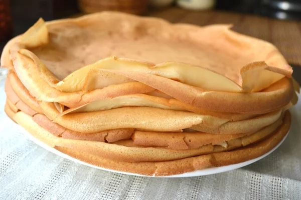 Panqueques en una pila de platos —  Fotos de Stock