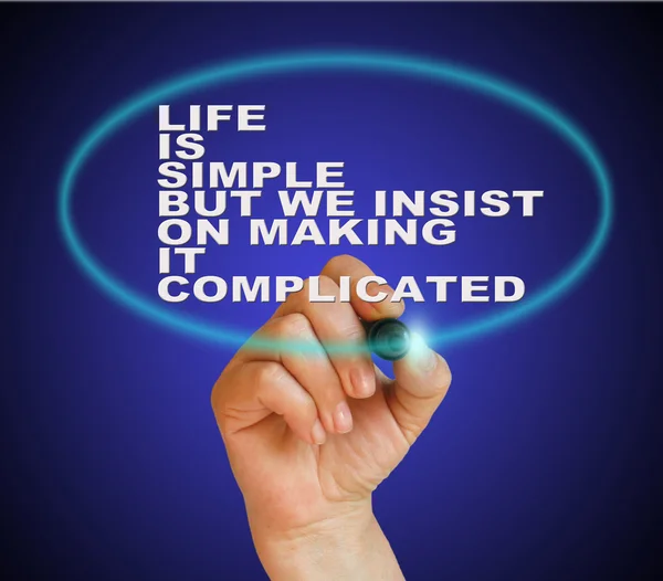 Vida é simples, mas insistimos em torná-lo complicado — Fotografia de Stock