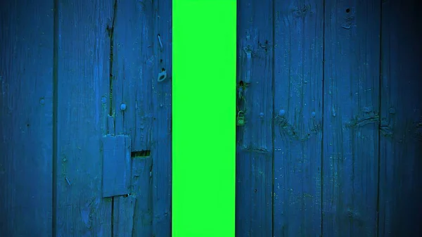 3Dイラスト 緑の画面への木製のドアの開口部 — ストック写真
