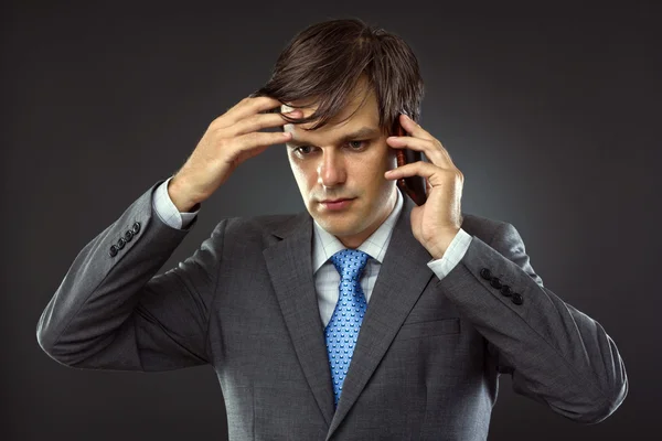 Affärsman som talar på hans mobiltelefon — Stockfoto