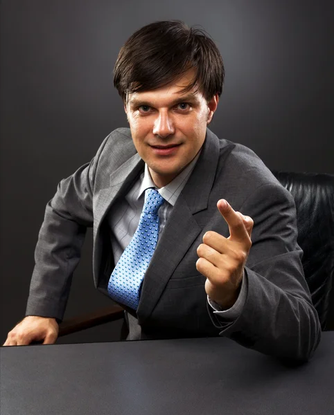 Geschäftsmann sitzt hinter seinem Schreibtisch — Stockfoto