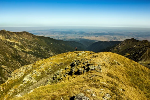 Escursionista godendo vista — Foto Stock