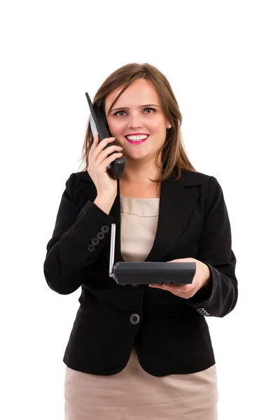 Retrato de una joven mujer de negocios sonriente hablando por teléfono —  Fotos de Stock