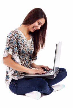 kat w üzerinde bağdaş kurup oturmuş, güzel genç bir kadın portresi