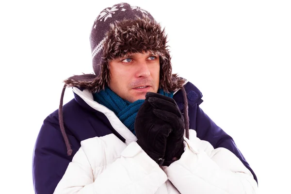 Jovem esfregando as mãos do frio — Fotografia de Stock