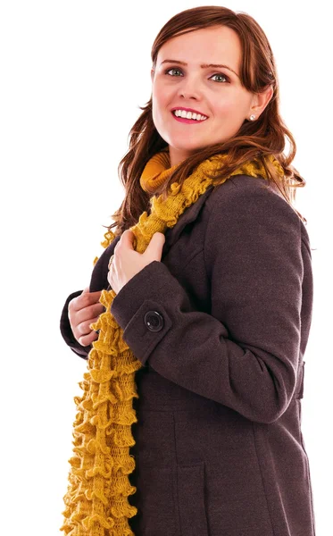 コートやマフラーを持つ若い幸せな女性の肖像画 — ストック写真