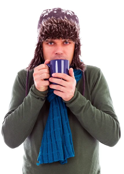 Junger Mann wärmt sich mit heißem Tee auf — Stockfoto