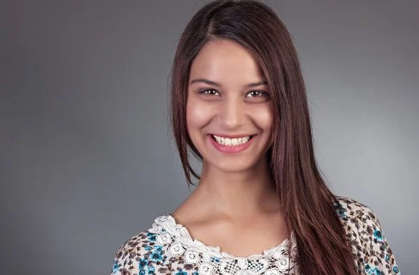 Retrato de una joven atractiva sonriendo — Foto de Stock