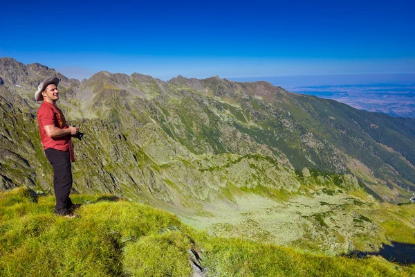 Touristin sieht sich die Aussicht an und macht Fotos — Stockfoto