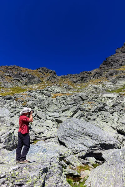 Jeune touriste prenant des photos — Photo