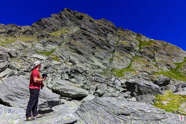 Touriste regardant la vue et prenant des photos — Photo