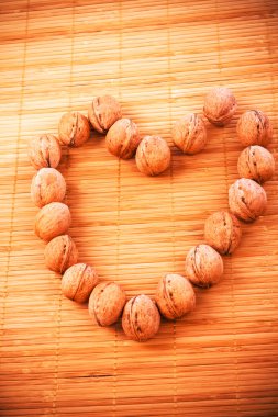 Ceviz kalp şekli oluşturan