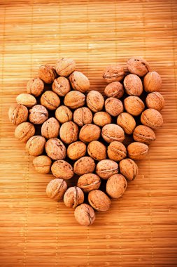 Ceviz kalp şekli oluşturan