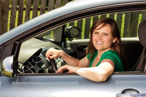 Bella giovane donna alla guida della sua auto — Foto Stock