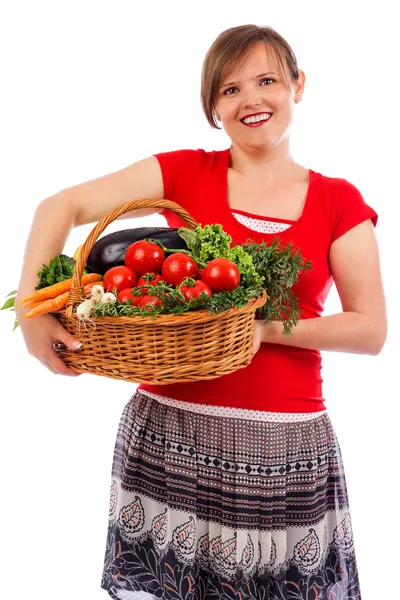 Glückliche junge Frau hält Korb mit Gemüse — Stockfoto