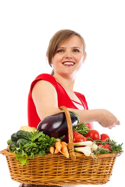 Ευτυχισμένη νέα γυναίκα που κρατά το καλάθι με λαχανικά — Φωτογραφία Αρχείου