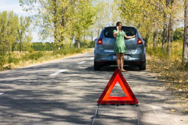 Beyaz bir araba servisi bekleyen bir kadın çağrılar