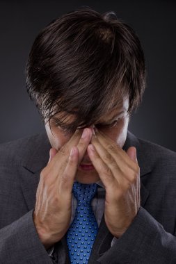 genç yorgun ve stresli iş adamı