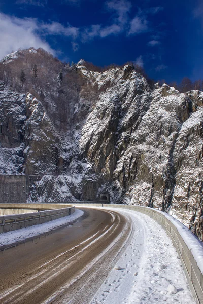 Горная дорога со снегом — стоковое фото