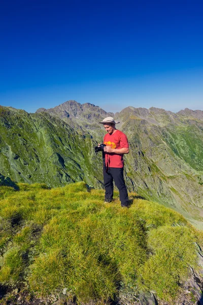 Touristin fotografiert im Freien — Stockfoto