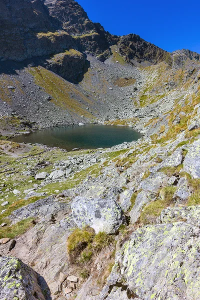 Vista del lago rodeado de montañas — Foto de Stock