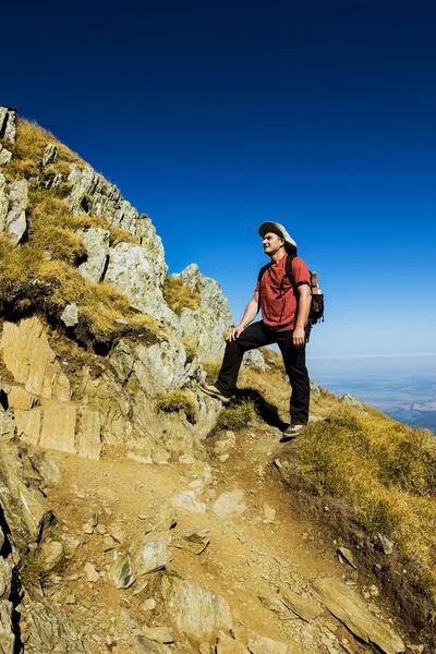Hiker enjoying view — Stock Photo, Image