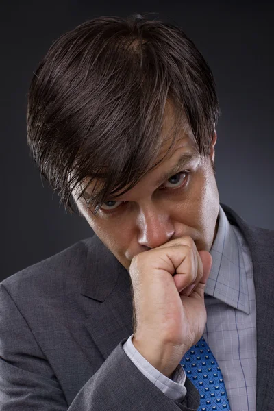 Retrato de joven hombre de negocios guapo pensando — Foto de Stock