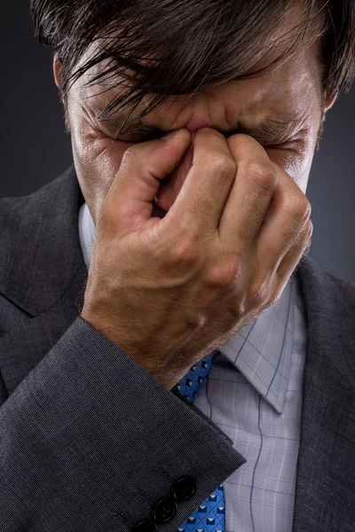 Close-up de jovem homem de negócios com dor de cabeça — Fotografia de Stock