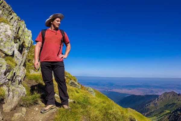 Tourist looking at view during a hiking trip — Stock Photo, Image