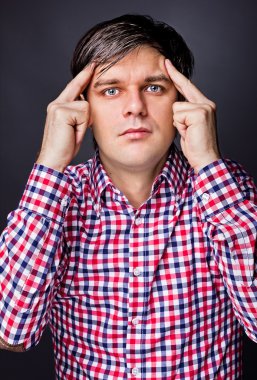 sert düşünme genç adam portresi