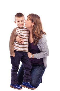 gülümseyen küçük oğlu öpüşme genç bir anne portresi