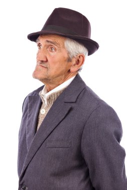 şapka ile etkileyici yaşlı bir adam portresi