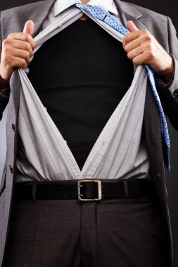 bir adamın gömleğini yırtılma kavramsal görüntü