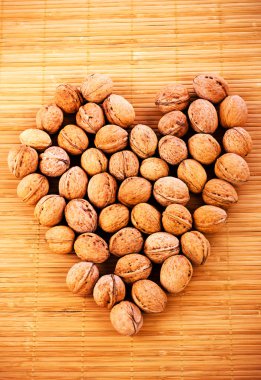 Ceviz kalp şekli oluşturan