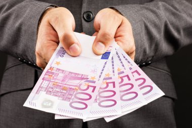 işadamı gösteren euro banknot